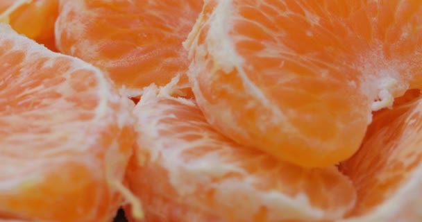 La tranche de mandarine tourne. Deux macros. — Video