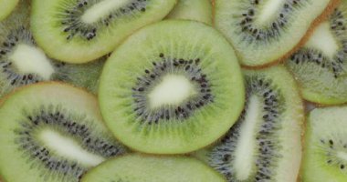 Kivi dönüşümlü. Dört yakın çekim taze narenciye. Makro çekim