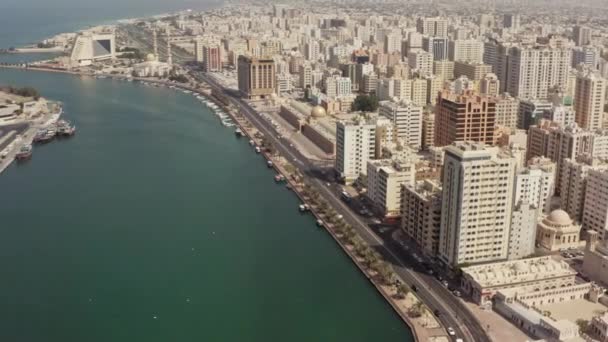 Widok z lotu ptaka na miasto Sharjah ZEA. — Wideo stockowe