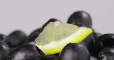 Limonlu ve limonsuz siyah zeytin. 