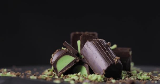 Trozos de caramelos de chocolate con relleno verde claro giran — Vídeos de Stock