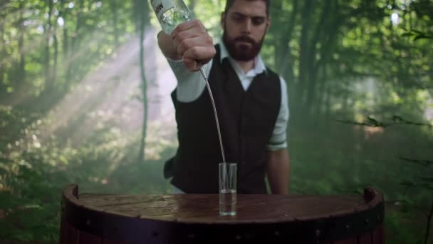 Barkeeper bereitet im Wald einen Cocktail zu. Vorbereitung auf ein mystisches Fest, — Stockvideo