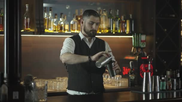 Le barman prépare et prépare un cocktail alcoolisé. — Video