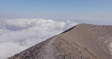 Dağın tepesinde stratovolcano krateri var..