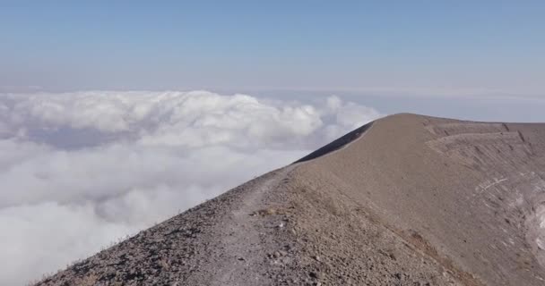 O topo da montanha com uma cratera de um estratovulcão. — Vídeo de Stock