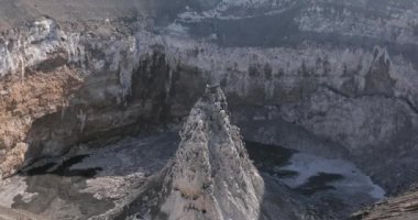 Ağzından dumanlar çıkan aktif bir volkan.