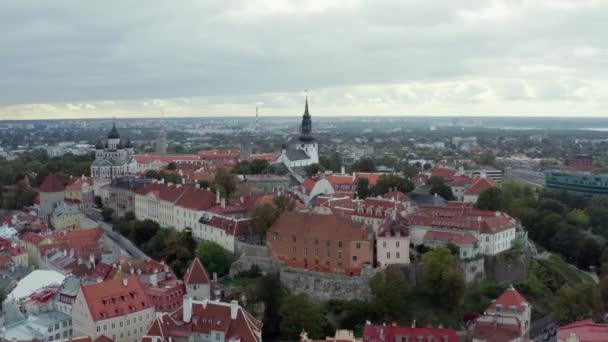 Luchtfoto stadsgezicht Tallinn Estland. — Stockvideo