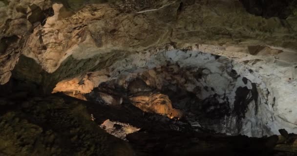 Schöne Landschaft der Lipa-Höhle in Serbien. — Stockvideo