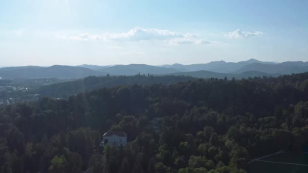 Vista aérea Liubliana Eslovenia. Montañas con bosques cerca de la ciudad — Vídeo de stock