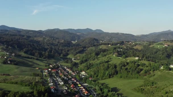 Vista aérea pueblo de montaña en Eslovenia — Vídeos de Stock