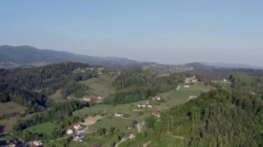 Slovenya dağlarındaki hava manzaralı köy.