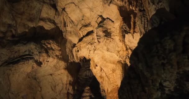 Пещерный пейзаж посреди горы со сталактитами и сталагмитами. — стоковое видео