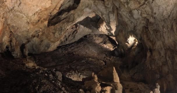 Jaskiniowy krajobraz w środku góry ze stalaktytami i stalagmitami. — Wideo stockowe