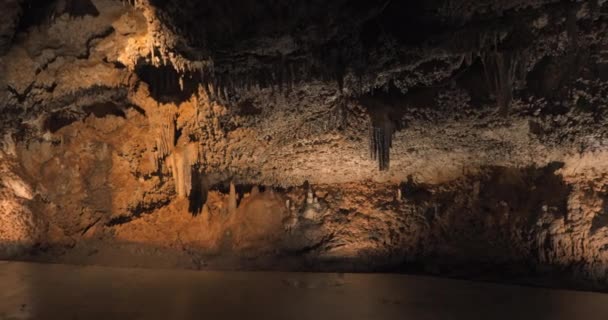 Höhlenlandschaft mitten im Berg mit Stalaktiten und Stalagmiten. — Stockvideo