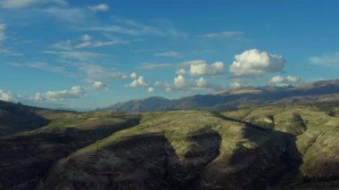 Andes Peru 'daki hava manzaralı dağlar. 