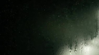 Kabarcıkların gözüktüğü sisli camlı soyut video.