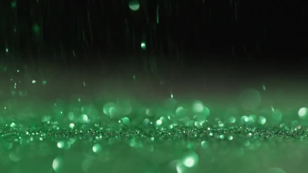 Abstrakt bakgrund av gröna runda glitter rör sig runt ramen. — Stockvideo