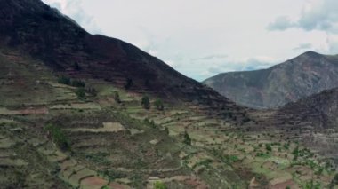 Peru 'daki And Dağları' nın doğasının havadan görünüşü.