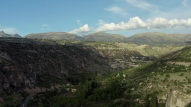 And dağlarının tepesindeki hava manzarası.