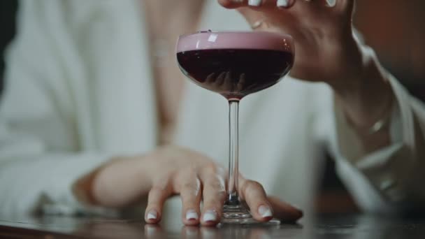 Uma rapariga com um cocktail no bar. close-up cinematográfico de clover club drink. — Vídeo de Stock