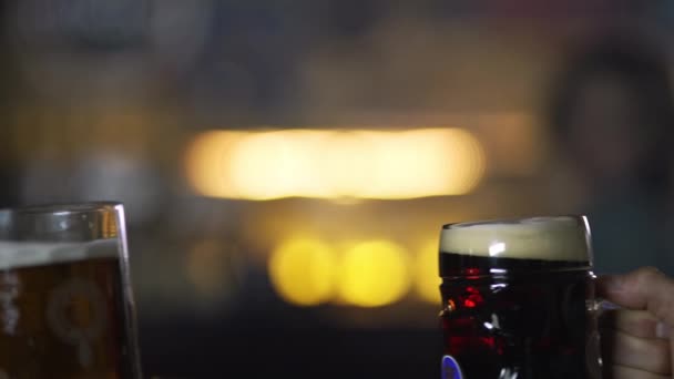 Gros plan de cliquetis de verres à bière. Toast dans un bar avec de la bière au ralenti — Video