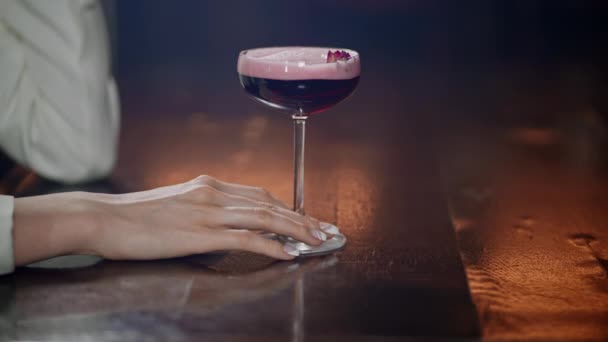 Frau mit schöner Maniküre sitzt in Bar oder Restaurant. — Stockvideo