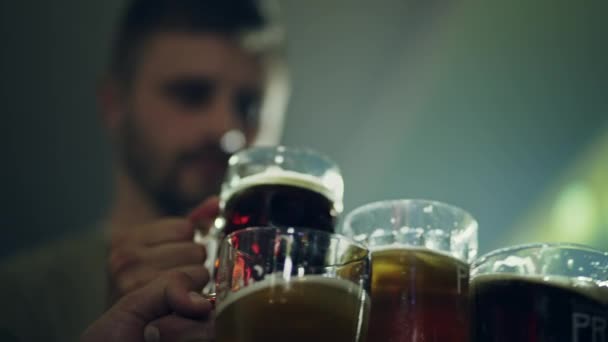 Fiesta de cerveza en un pub. La gente se divierte, toma vasos de cerveza y bebe.. — Vídeo de stock