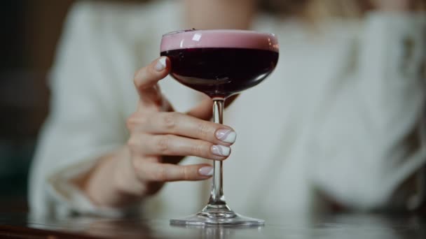 Donna di moda prendere il bicchiere di cocktail trifoglio club. — Video Stock