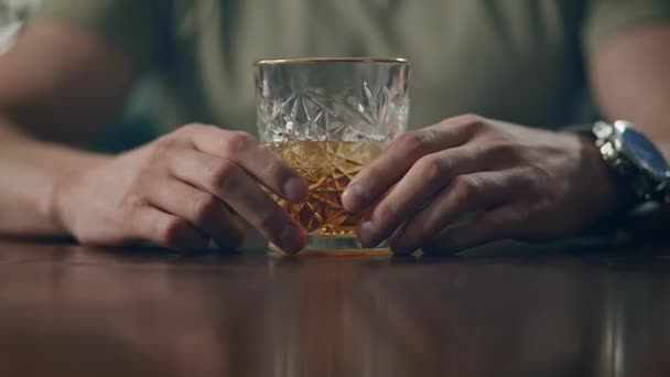 Un uomo al bar con un bicchiere di whisky, piu 'una nevrosi.. — Video Stock