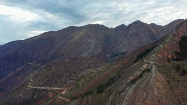 Estrada da vista aérea nas montanhas dos Andes. — Vídeo de Stock