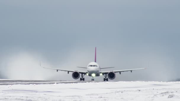 Samolot pasażerski startuje zimą z pasa startowego w zwolnionym tempie — Wideo stockowe