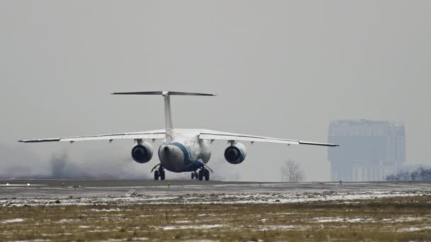 Vídeo en cámara lenta de un avión despegando de la pista en invierno — Vídeo de stock