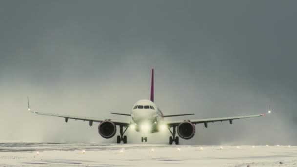 A személyszállító repülőgép felszáll a kifutópályáról — Stock videók