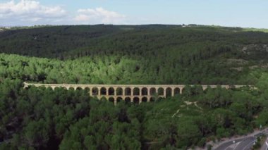 Havadan bakıldığında Tarragona İspanya. Şehirde su kemeri.. 