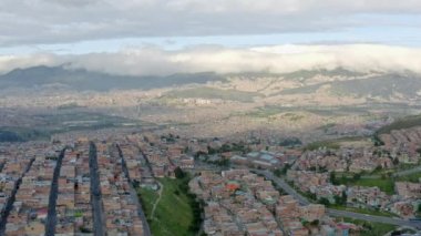 Bogota Kolombiya hava manzarası. Panoramik şehir görünümü. 