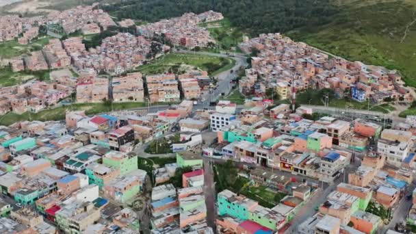 Luchtfoto van sloppenwijken in Bogota, Colombië. — Stockvideo