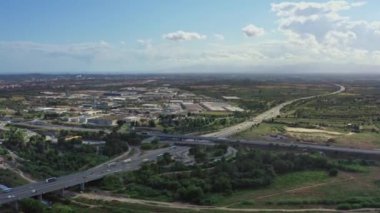 Çok katmanlı bir otomobil değişiminin hava görüntüsü. 