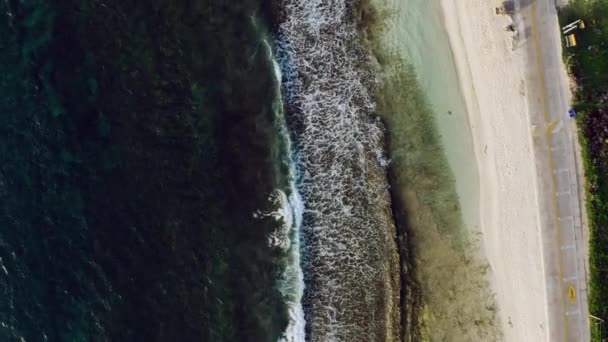 Vue aérienne de la mer des Caraïbes avec plage. — Video