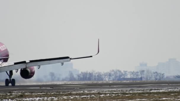 Un avión de pasajeros viaja — Vídeos de Stock