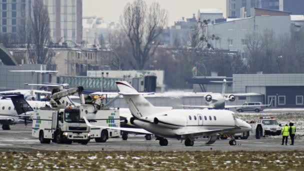 Powolny film przygotowuje prywatny mały samolot do odlotu na lotnisko. — Wideo stockowe