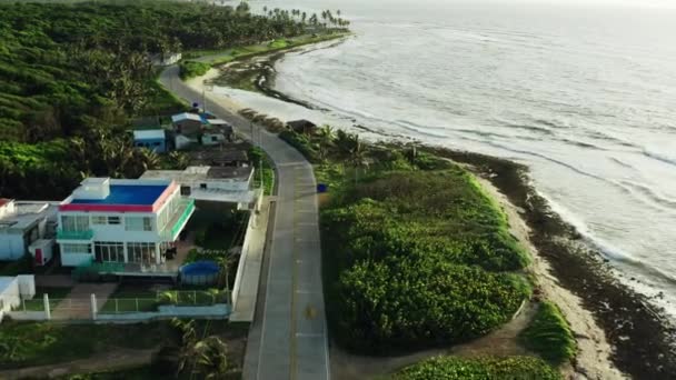 Vista aérea San Andrés Colombia. Camino de paisaje paralelo al mar — Vídeos de Stock