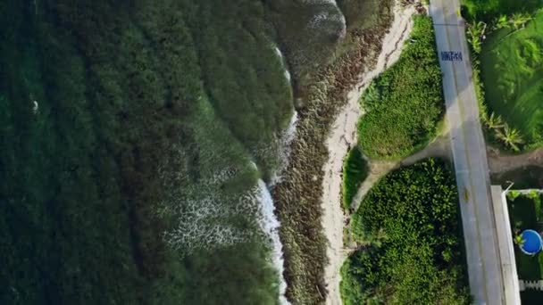Vista aérea da estrada ao longo do mar. — Vídeo de Stock