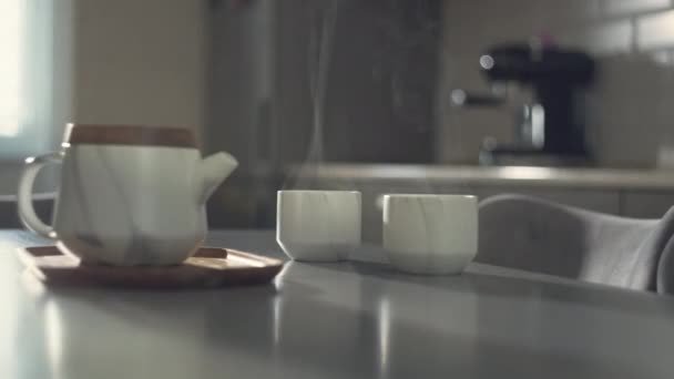 Morgentee in Tassen auf dem Küchentisch. — Stockvideo