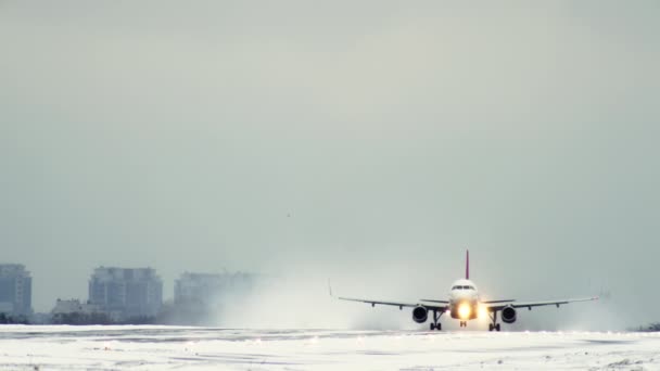 Avión de pasajeros despega en el aeropuerto — Vídeos de Stock