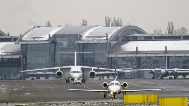 Mały prywatny samolot leci na pas startowy i za nim. — Wideo stockowe