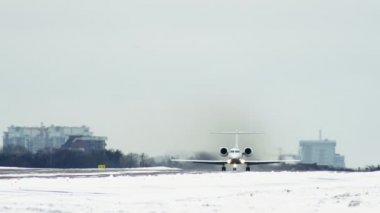 Küçük işletme uçağı soğuk kış mevsiminde pistten havalanır. 