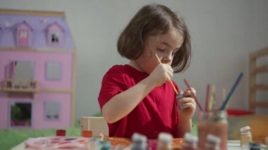 Çocuk kız evdeki kreşe bir çift çizer..