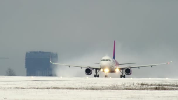 Samolot z zapalonym światłem startuje z pasa startowego lotniska — Wideo stockowe