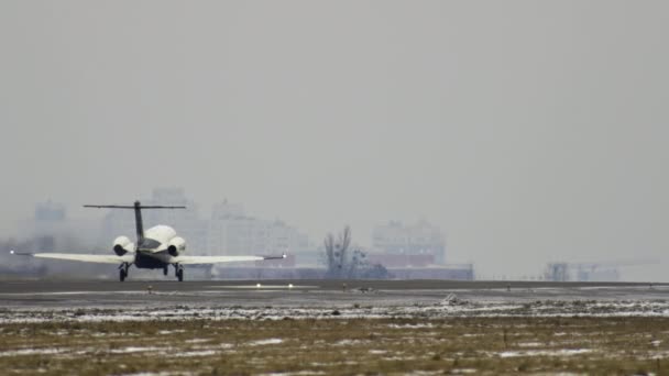 Start małego prywatnego samolotu biznesowego z pasa startowego lotniska zimą — Wideo stockowe
