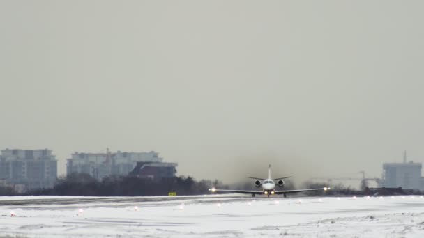 Zakelijke jet stijgt op vanaf de landingsbaan van de luchthaven — Stockvideo